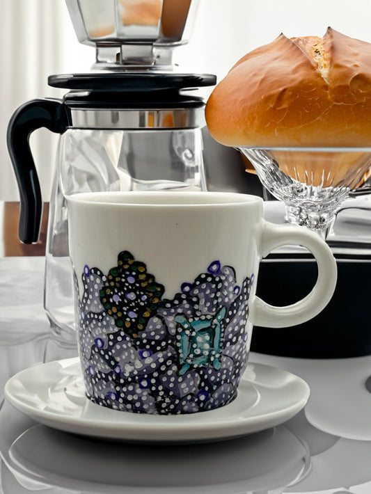 Mise en situation de la tasse expresso O'Shiny Art and Lifestyle peinte à la main de la collection "Illumlnation"