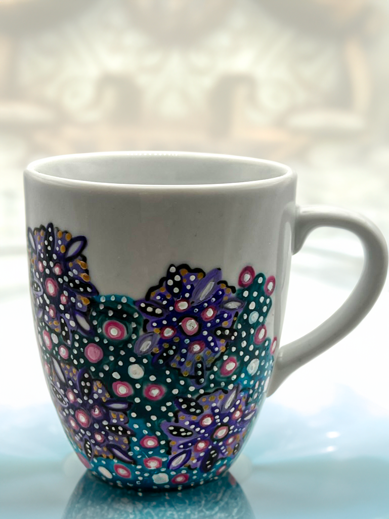 Mise en situation n°2 de la tasse 300ml de collection "Perle d'Azur" peinte à la main par O'Shiny Art & Lifestyle