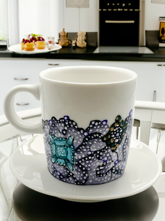 Mise en situation de la tasse expresso peinte à la main par O'Shiny Art & Lifestyle