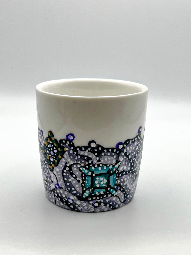 Vue de face tasse expresso peinte à la main avec le motif "Illumination par O'Shiny Art & Lifestyle