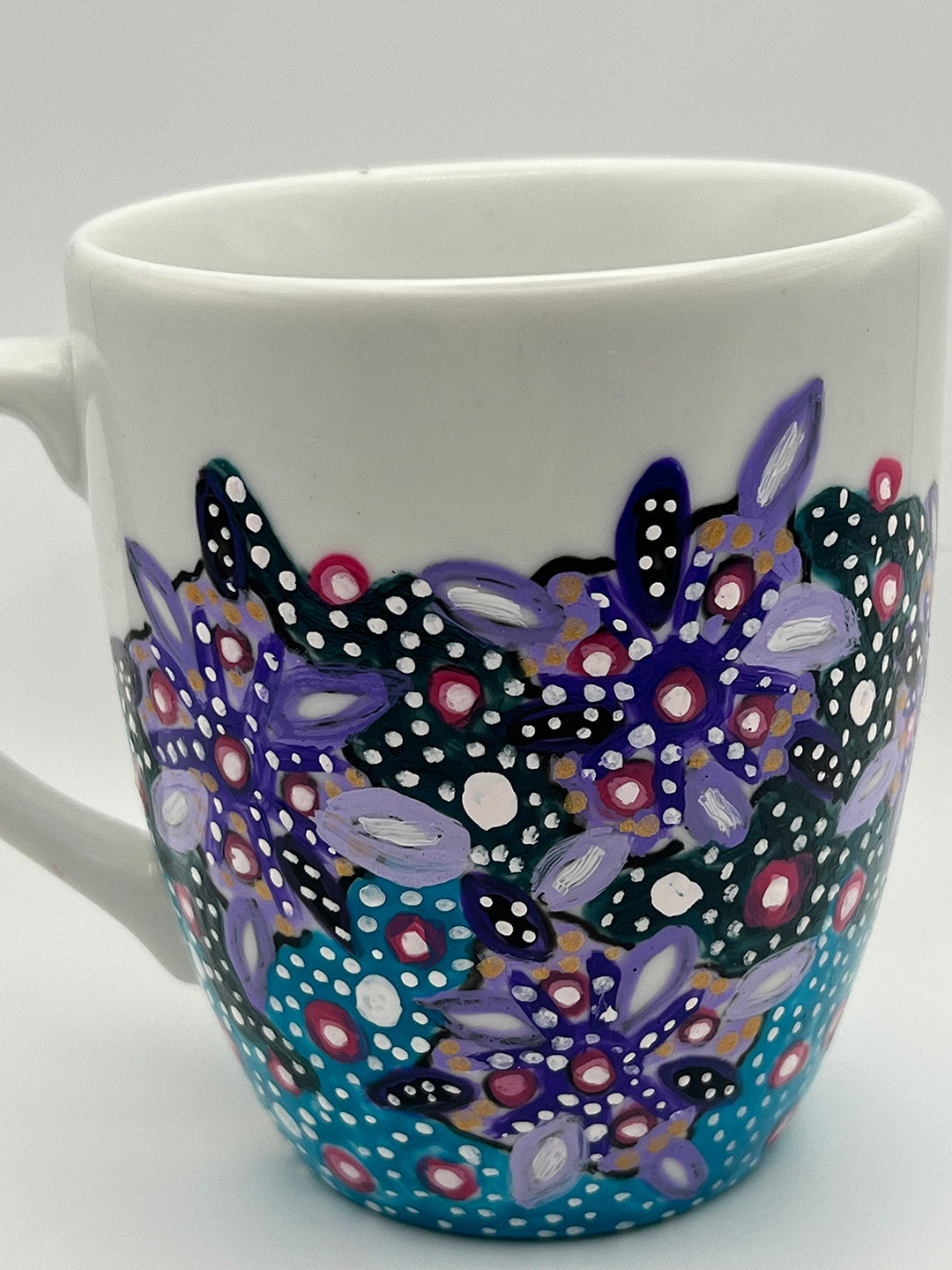 Gros plan , sur la tasse 300ml de la collection "Perle d'Azur" peinte à la main par O'Shiny Art & Lifestyle