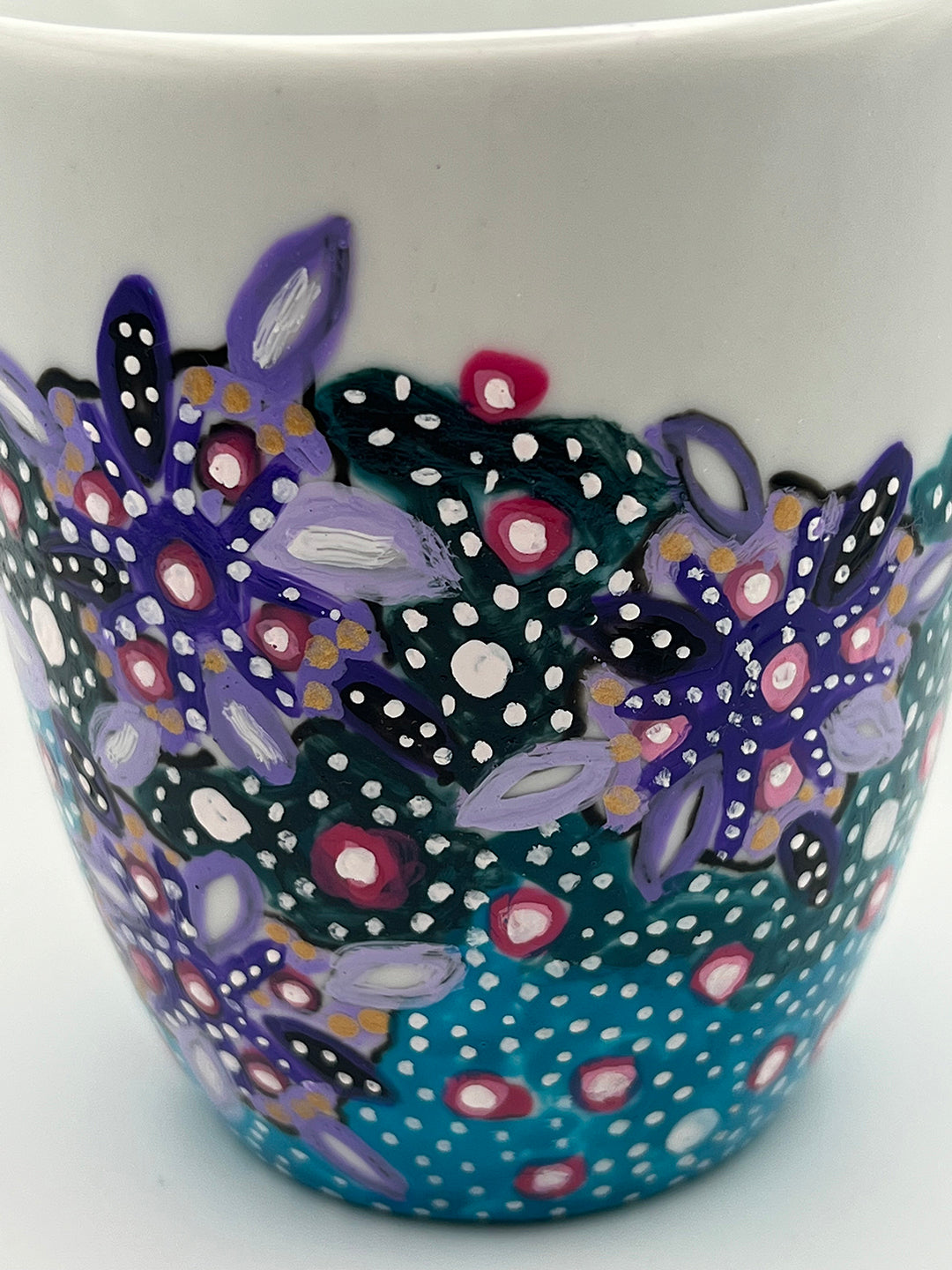 Gros plan sur la tasse 300ml de la collection "Perle d'Azur " peinte à la main par O'Shiny Art & Lifestyle