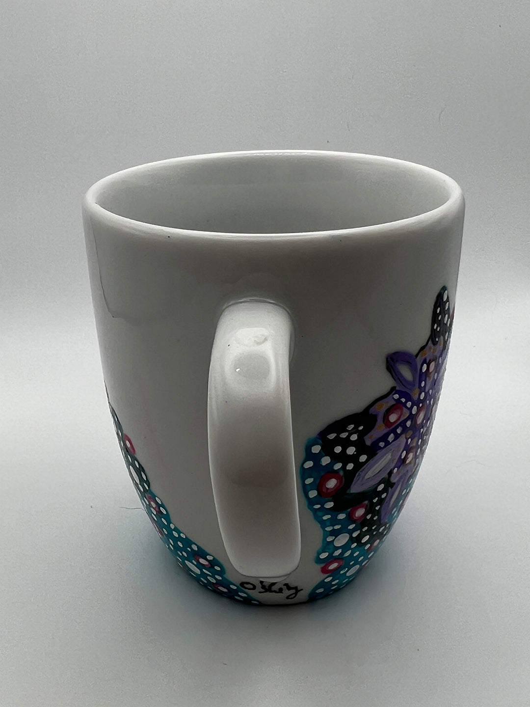 Vue de dos, avec la signature O'Shiny, tasse de 300ml de la collection "Perle d'Azur" peinte à la main par O'shiny Art & Lifestyle