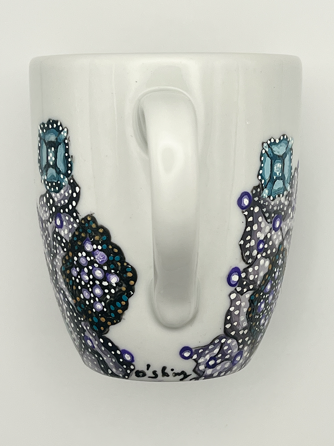 Vue de dos de la tasse 300ml peinte à la main avec signature O'Shiny