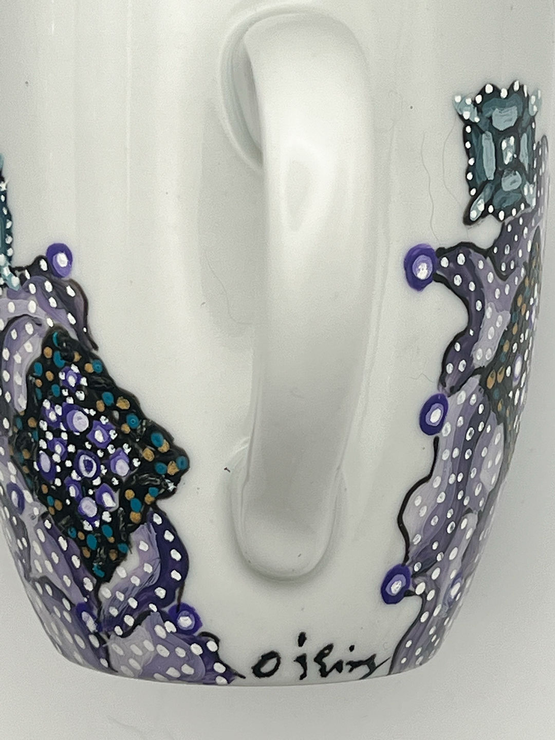 Tasse de 300ml vue de dos collection "Illumination" peinte à la main par O'Shiny Art & Lifestyle avec la signature O'Shiny