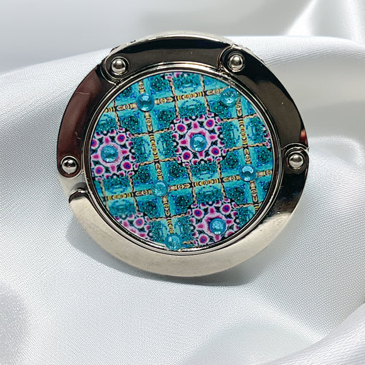 alt="Accroche-sac Eau de soie O'Shiny Art & Lifestyle, motif sublimé issu de l'œuvre Ocean Dream Present, strassée à la main, série limitée numérotée"
