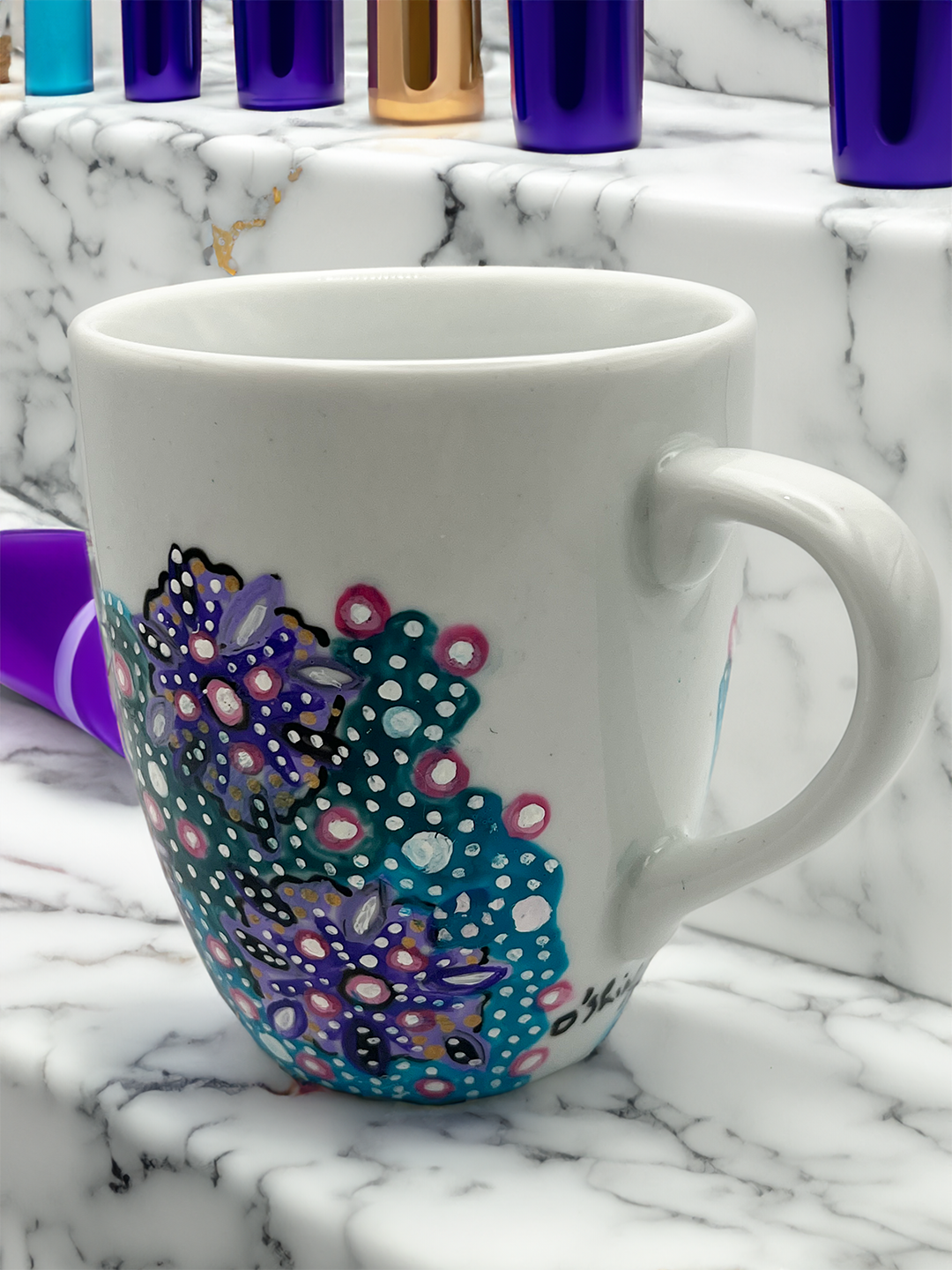 Mise en situation N°2 , tasse 300ml de la collection " Perle ,d'Azur" peinte à la main par O'Shiny Art & Lifestyle