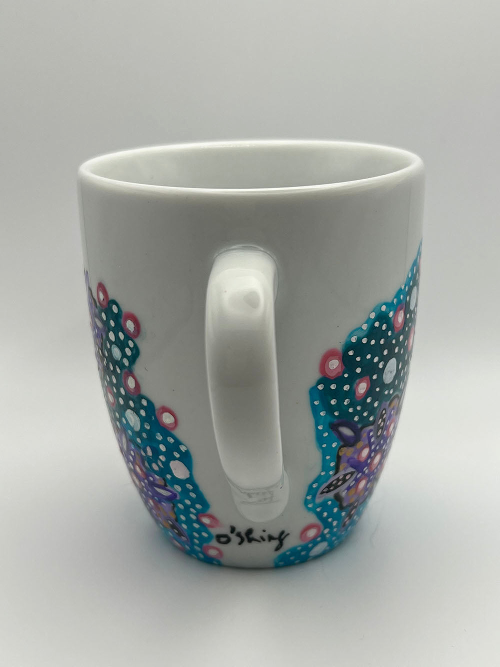 Vue de dos, Tasse 300ml de la collection " Perle d'Azur "  peinte à la main par O'Shiny Art & Lifestyle . Avec signature  O'Shiny 